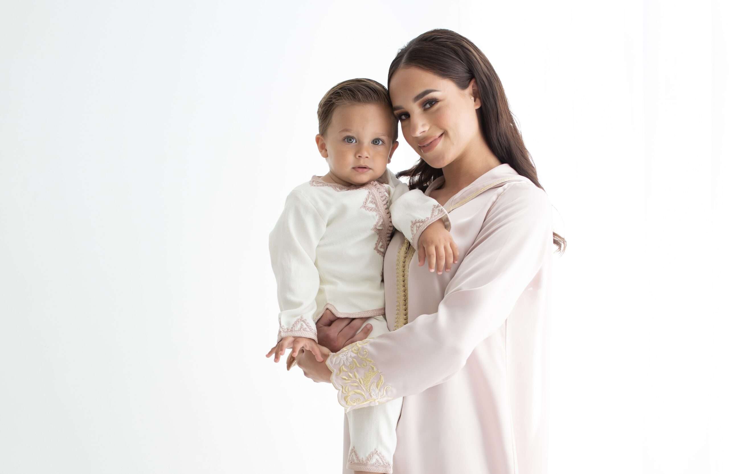 Mère et enfant en tenues marocaines