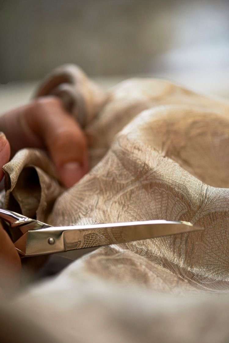 Découpe du tissu à la main au Maroc